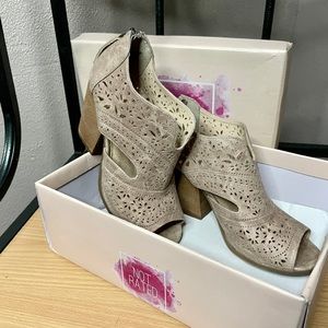 Not Rated Santana Open Toe Ankle Boot in Cream. Size 9.